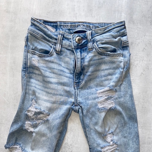 AE high rise distroyed cropped light wash - Picture 6 of 10